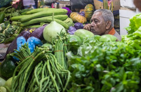 Foto de Frutas y hortalizas frescas en el mercado tropical - Imagen libre de derechos