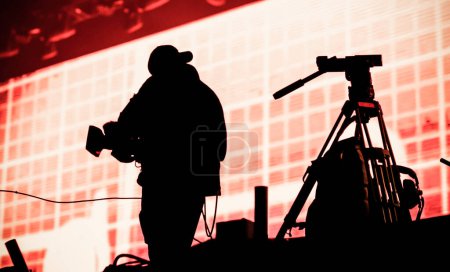 Téléchargez les photos : Cameraman silhouette in stage lights - en image libre de droit