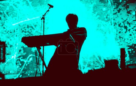 Téléchargez les photos : Singer silhouette in stage lights live concert - en image libre de droit