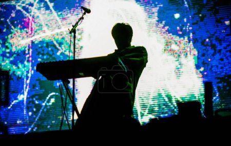 Téléchargez les photos : Singer silhouette in stage lights live concert - en image libre de droit