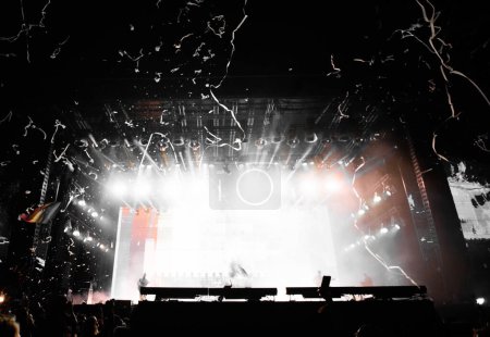 Téléchargez les photos : Stage lights live concert summer music festival - en image libre de droit