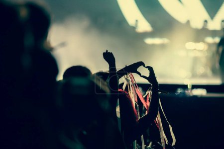Téléchargez les photos : Crowd partying stage lights live concert summer music festival - en image libre de droit