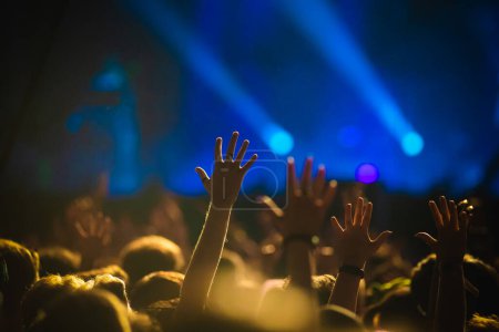 Téléchargez les photos : Crowd partying stage lights live concert summer music festival - en image libre de droit