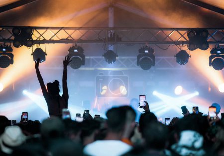 Téléchargez les photos : Foule au concert - festival de musique d'été - en image libre de droit