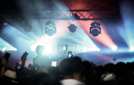 Téléchargez les photos : Foule au concert - festival de musique d'été - en image libre de droit