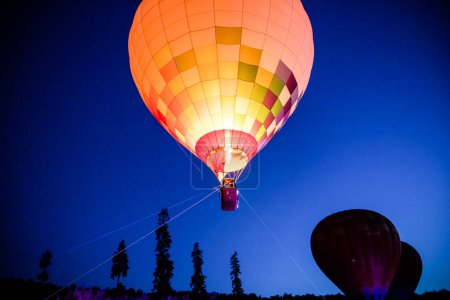 Téléchargez les photos : Montgolfières volent la nuit - en image libre de droit