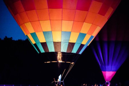 Téléchargez les photos : Montgolfières volent la nuit - en image libre de droit