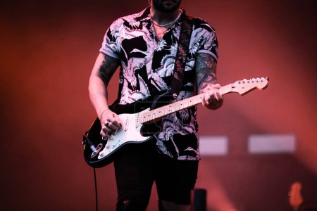 Foto de Guitarrista en el escenario concierto en vivo - Imagen libre de derechos