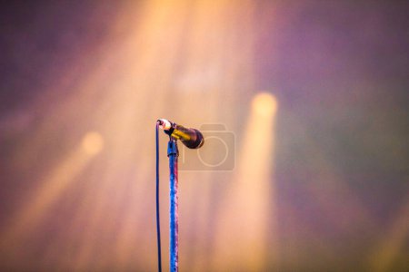 Téléchargez les photos : Microphone sur scène concert live - en image libre de droit