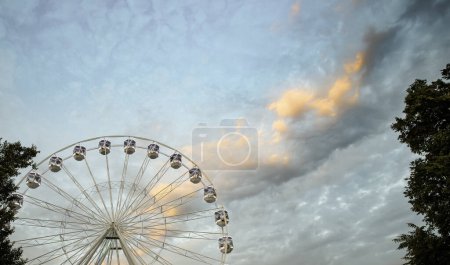 Téléchargez les photos : Ferries wheel and sunset sky - en image libre de droit