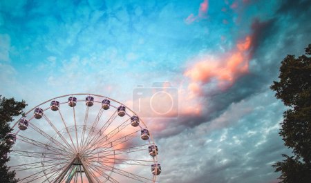 Téléchargez les photos : Ferries wheel and sunset sky - en image libre de droit