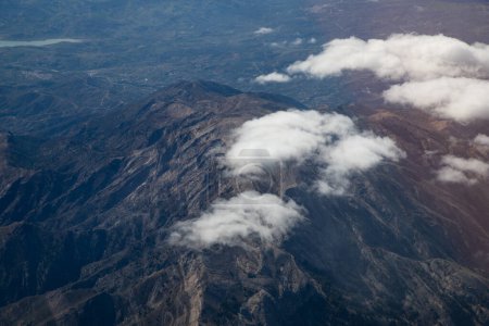 Téléchargez les photos : Vue aérienne des nuages au-dessus des montagnes - en image libre de droit