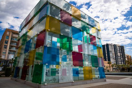 Foto de MALAGA, ESPAÑA - MARZO 2023 El colorido cubo de cristal del Centro Pompidou Málaga galería de arte moderno - Imagen libre de derechos