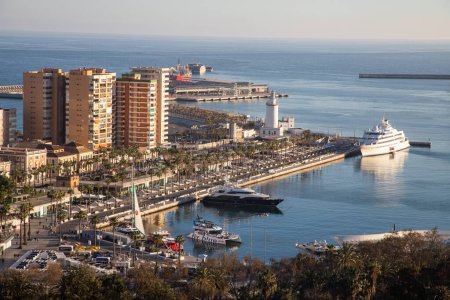 Téléchargez les photos : Vue sur Malaga au coucher du soleil bannière de voyage - en image libre de droit