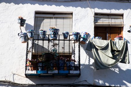 Téléchargez les photos : Le pittoresque quartier d'Albaicin à Grenade par un après-midi d'été ensoleillé. Andalousie Espagne. - en image libre de droit