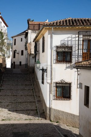 Foto de El pintoresco barrio del Albaicín en Granada en una soleada tarde de verano. Andalucía España. - Imagen libre de derechos