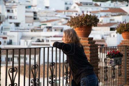 Foto de Mujer paseando en el pintoresco pueblo de Mijas. Costa del Sol Andalucía España - Imagen libre de derechos