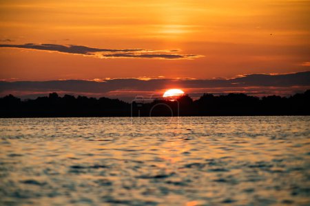 Téléchargez les photos : Fond abstrait des vagues au coucher du soleil - en image libre de droit