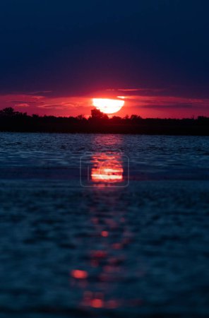 Téléchargez les photos : Coucher de soleil incroyable sur le lac - en image libre de droit