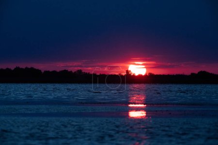 Foto de Increíble puesta de sol en el lago - Imagen libre de derechos