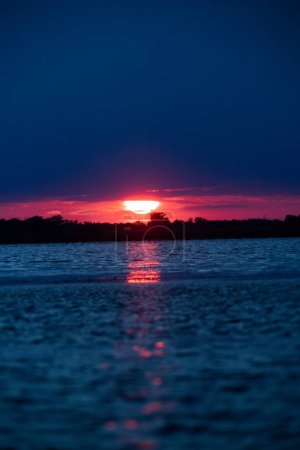 Téléchargez les photos : Coucher de soleil incroyable sur le lac - en image libre de droit
