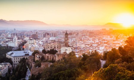 Téléchargez les photos : Vue sur Malaga au coucher du soleil bannière de voyage - en image libre de droit