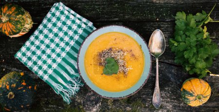 Téléchargez les photos : Soupe à la citrouille sur table en bois plat d'automne - en image libre de droit