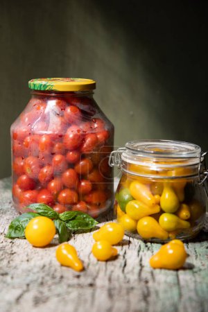 Téléchargez les photos : Tomates cerises rouges et jaunes dans un pot pour l'hiver - en image libre de droit