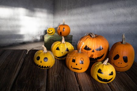 Foto de Calabazas de Halloween divertidas de miedo en la mesa de madera - Imagen libre de derechos