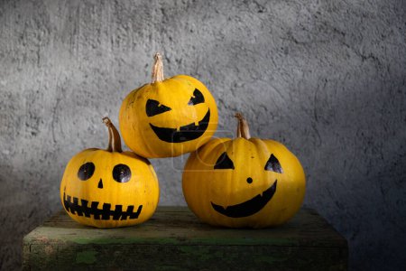 Téléchargez les photos : Effrayant drôle Halloween citrouilles sur table en bois - en image libre de droit