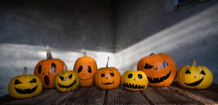 Téléchargez les photos : Effrayant drôle Halloween citrouilles sur table en bois - en image libre de droit
