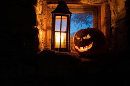 Foto de Espeluznante calabaza de Halloween Jack 'o' lantern - Imagen libre de derechos