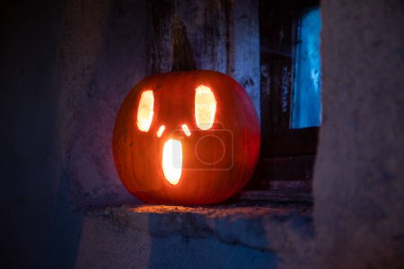 Téléchargez les photos : Effrayant Jack'o'lantern Halloween citrouille - en image libre de droit