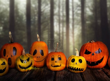 Foto de Calabazas de Halloween divertidas de miedo en la mesa de madera - Imagen libre de derechos