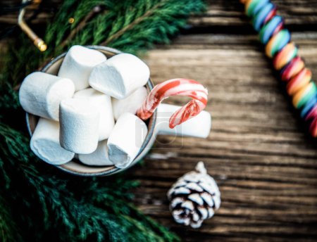 Téléchargez les photos : Boisson chaude de Noël avec guimauve sur table en bois - en image libre de droit