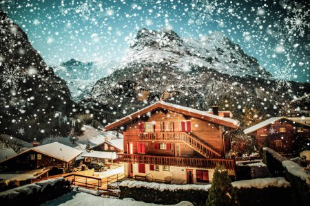 Foto de Noche de invierno Grindelwald montaña nevada, estrellas y casa de madera - Imagen libre de derechos