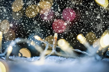 Foto de Luces de cadena de Navidad en la nieve - Imagen libre de derechos