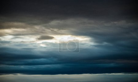Téléchargez les photos : Ciel bleu foncé au coucher du soleil fond - en image libre de droit