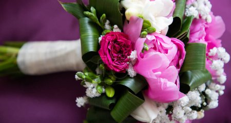 Foto de Hermoso ramo de novia rosa y violeta - Imagen libre de derechos