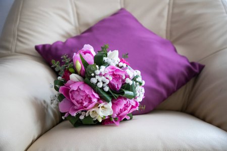 Téléchargez les photos : Beau bouquet nuptial rose et violet - en image libre de droit