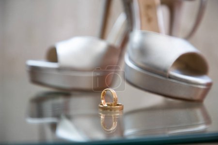 Foto de Zapatos de novia y anillos de boda - Imagen libre de derechos
