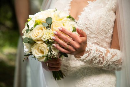 Téléchargez les photos : Mariée tenant beau bouquet de désherbage - en image libre de droit