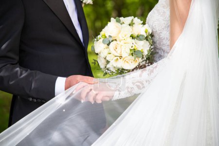Téléchargez les photos : Heureux mariée et marié posant sur leur mariage jour - en image libre de droit