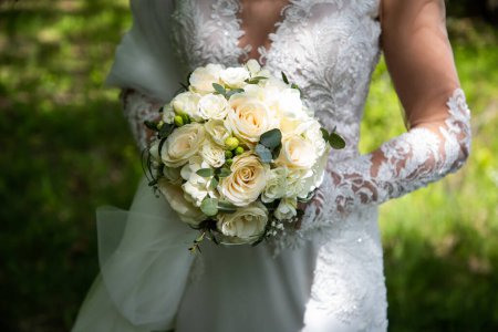 Téléchargez les photos : Mariée tenant beau bouquet de désherbage - en image libre de droit
