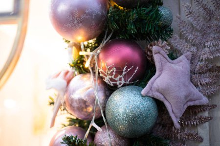 Foto de Bolas de color rosa claro en árbol de Navidad - Imagen libre de derechos
