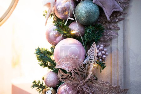 Téléchargez les photos : Boules rose clair sur l'arbre de Noël - en image libre de droit