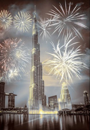 Foto de Fuegos artificiales en los alrededores de Burj Khalifa - destino exótico de Año Nuevo, Dubai, Emiratos Árabes Unidos - Imagen libre de derechos