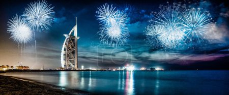 Foto de Fuegos artificiales en los alrededores de Burj Al Arab - destino exótico de Año Nuevo, Dubai, Emiratos Árabes Unidos - Imagen libre de derechos