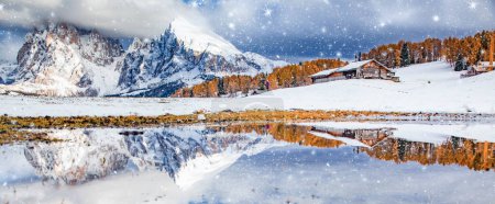 Téléchargez les photos : Paysage enneigé au début de l'hiver dans l'Alpe di Siusi. Dolomites Italie - destination de vacances d'hiver - en image libre de droit