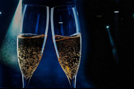Foto de Dos copas de champán y luces de fiesta - celebración de año nuevo - Imagen libre de derechos